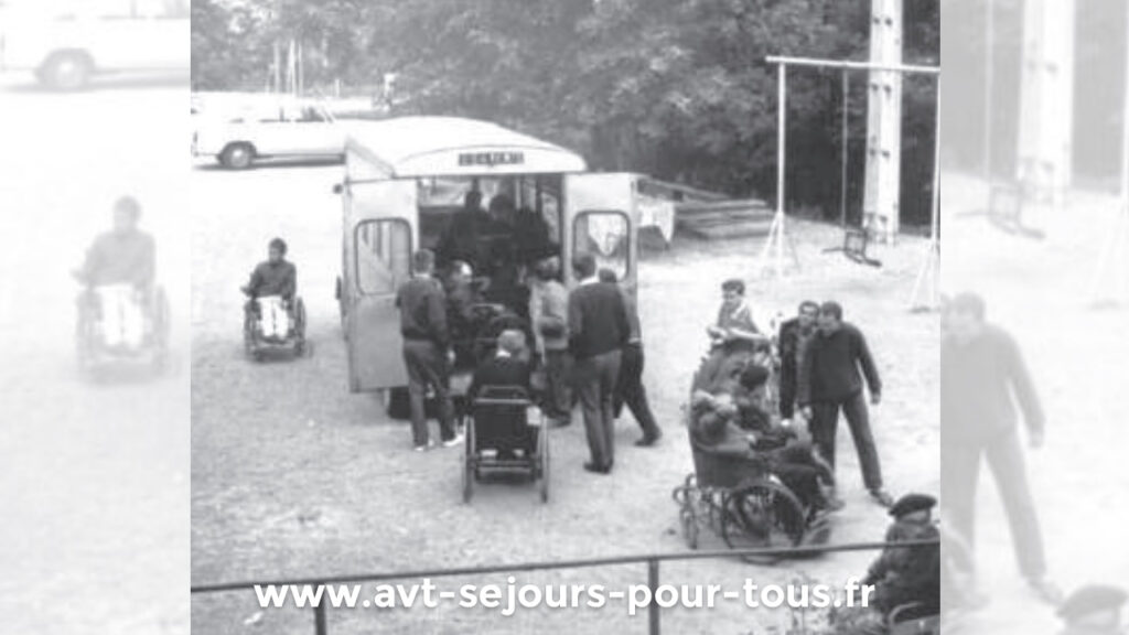 Un minibus transporte des vacanciers en fauteuil roulant manuel lors d'un séjour de l'association AVT dans le Trièves. Photo d'archive de 1965 en noir et blanc.