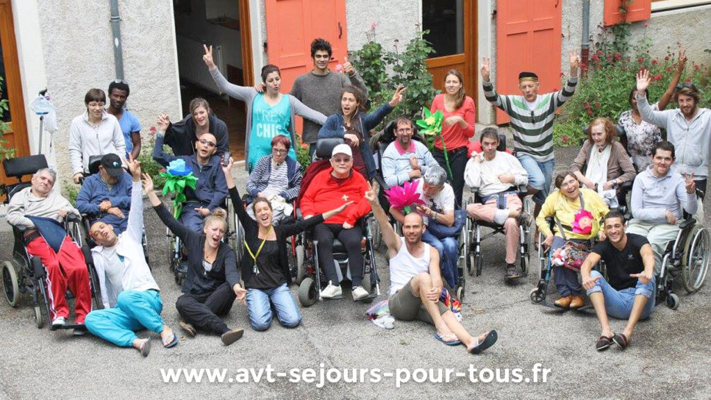 Des vacanciers en situation de handicap et leurs accompagnateurs lors d'un séjour adapté à l'Ermitage Jean Reboul. Le lieu est géré par l'association les Amis de Vaulserre et du Trièves, sous le nom AVT Séjours pour tous.