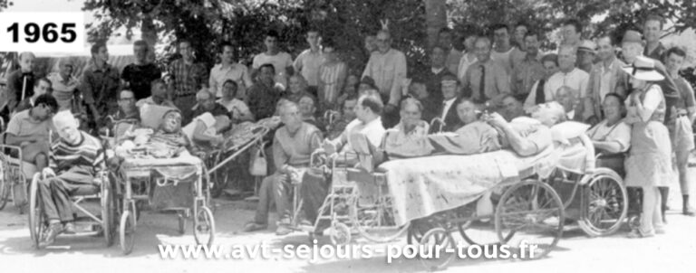 Un groupe de vacanciers en situation de handicap et leurs accompagnateurs lors d'un séjour de l'association AVT dans le Trièves. Photo d'archive de 1965 en noir et blanc.