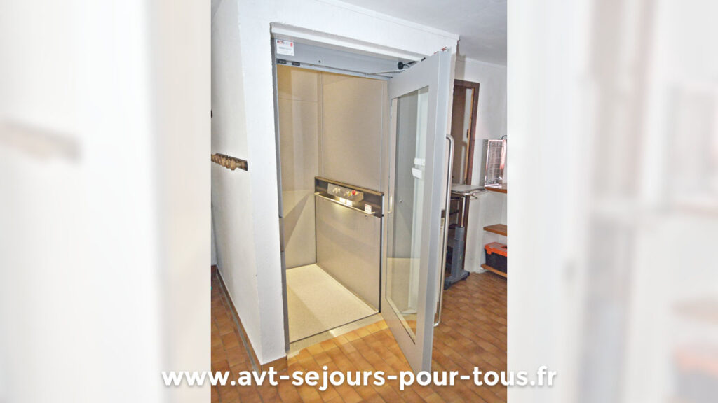 Ascenseur PMR dans l'hébergement de groupe Ermitage Jean Reboul, géré par l'association AVT séjours pour tous dans le Vercors Trièves en Isère
