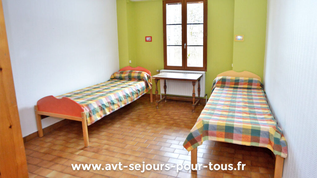 Une chambre pour deux personnes dans l'hébergement de groupe Ermitage Jean Reboul, géré par l'association AVT séjours pour tous dans le Vercors Trièves en Isère