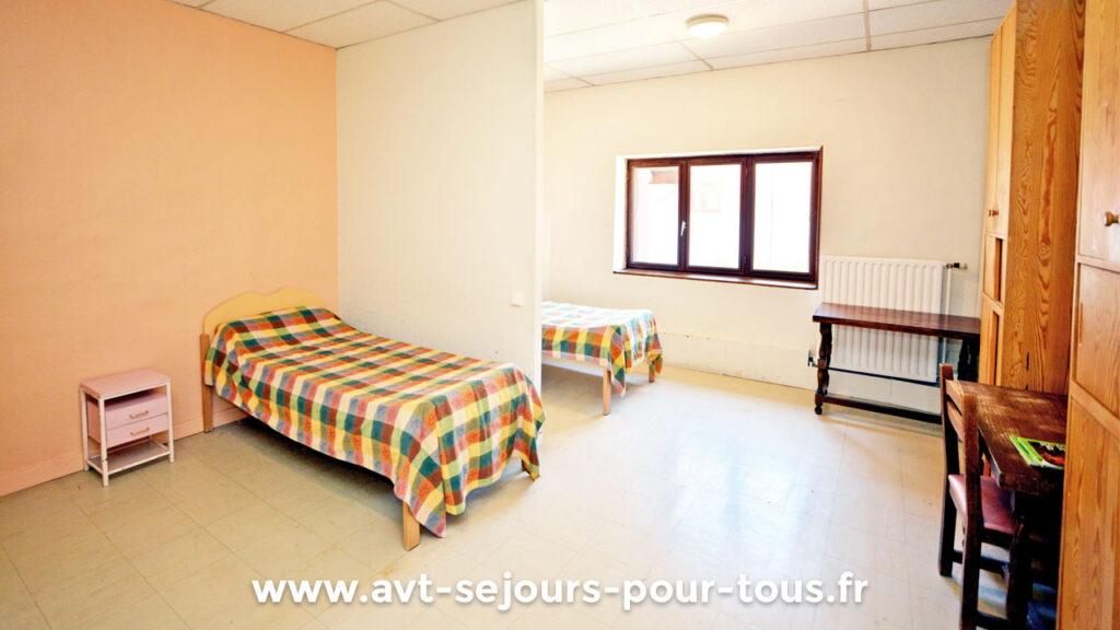 Un studio pour deux personnes dans l'hébergement de groupe Ermitage Jean Reboul, géré par l'association AVT séjours pour tous dans le Vercors Trièves en Isère