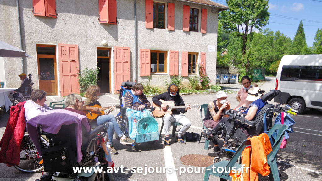 Concert avec des vacanciers dans l'hébergement de groupe Ermitage Jean Reboul, géré par l'association AVT séjours pour tous dans le Vercors Trièves en Isère