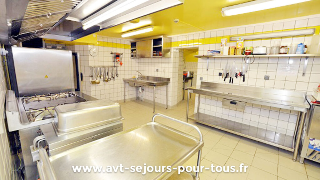 La grande cuisine de l'hébergement de groupe Ermitage Jean Reboul, géré par l'association AVT séjours pour tous dans le Vercors Trièves en Isère