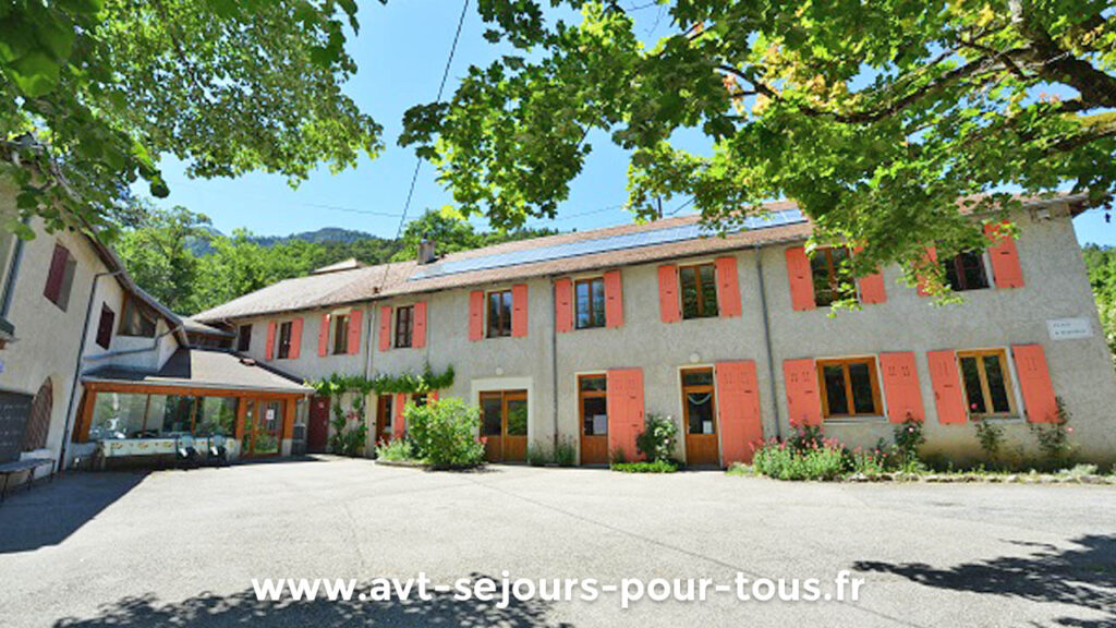 Façade extérieure de l'hébergement de groupe Ermitage Jean Reboul, géré par l'association AVT séjours pour tous dans le Vercors Trièves en Isère