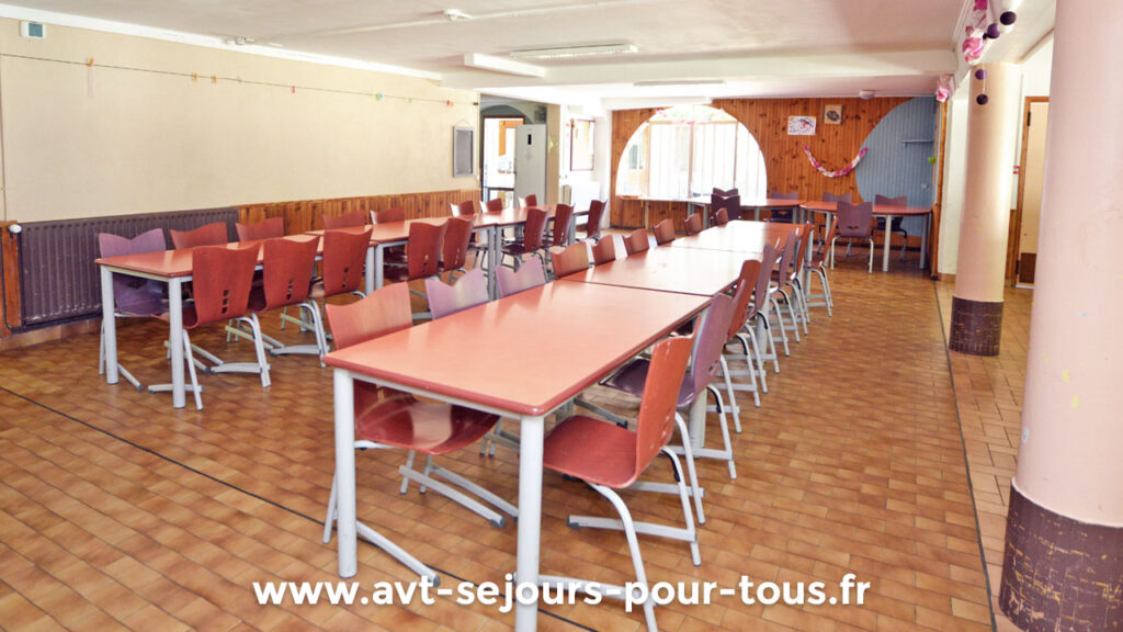Grande salle de réception dans l'hébergement de groupe Ermitage Jean Reboul, géré par l'association AVT séjours pour tous dans le Vercors Trièves en Isère