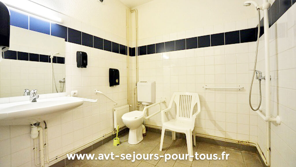 Une salle de bain PMR et de swc adaptés dans l'hébergement de groupe Ermitage Jean Reboul, géré par l'association AVT séjours pour tous dans le Vercors Trièves en Isère