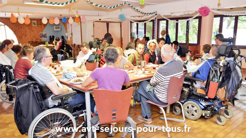 Un organisme de vacances adaptées mange dans la grande salle de réception de l'Ermitage Jean Reboul, géré par l'association AVT séjours pour tous dans le Vercors Trièves en Isère