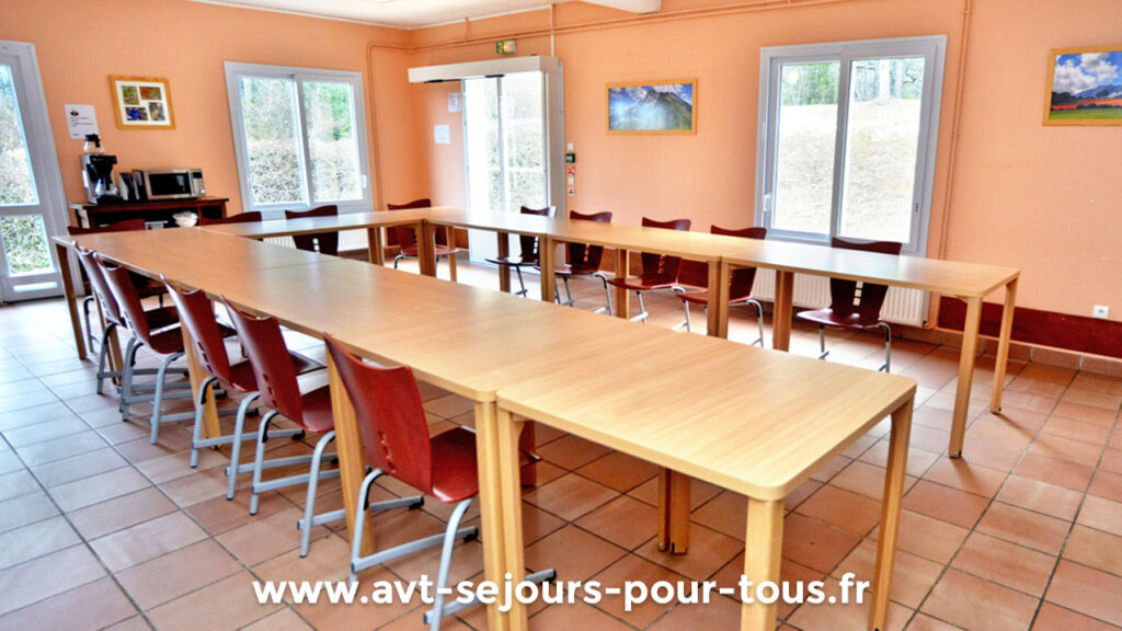 Salle de réunion dans gîte de groupe en gestion libre en Isère dans le Vercors Trièves. Pavillon Madeleine Brunel géré par l'association AVT Séjours pour tous.