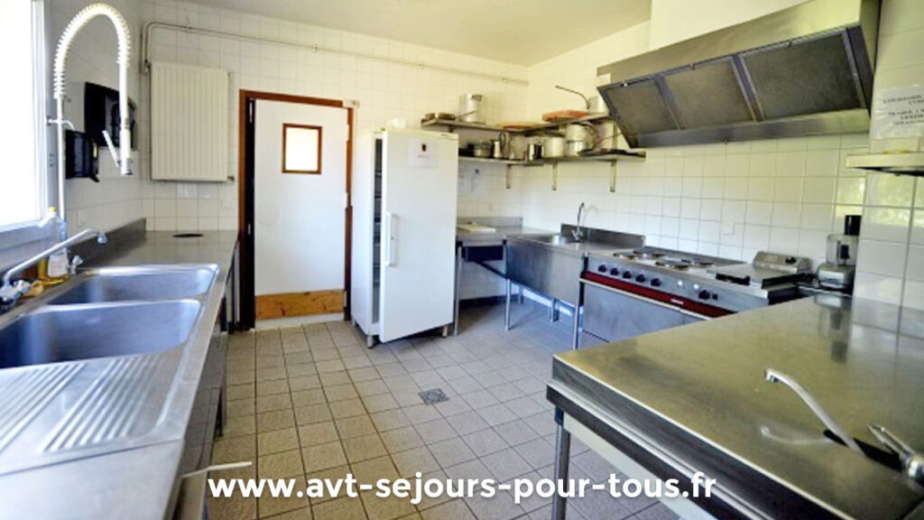 AVT séjours pour tous. Gîte de groupe avec cuisine professionnelle pour gestion libre. Pavillon Brunel en Isère dans le Vercors Trièves.