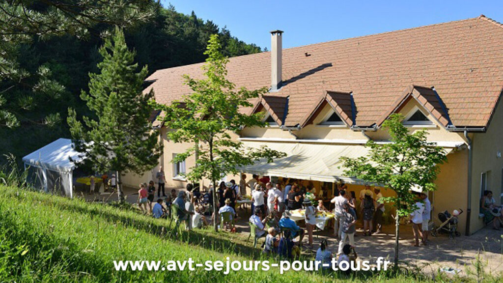 AVT séjours pour tous. Gîte de groupe pavillon Brunel en Isère dans le Vercors Trièves. Mariage sur la terrasse extérieure.