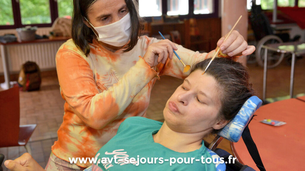 Atelier massage aux pinceaux proposé par AVT séjours pour tous lors d'un séjour de vacances adaptées au handicap.