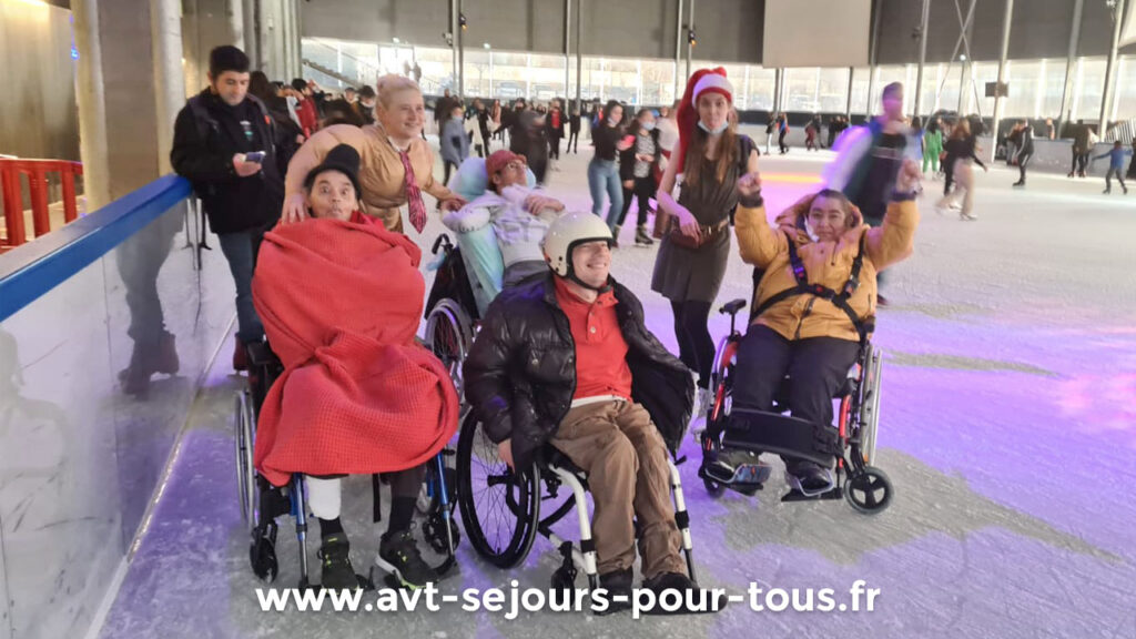 Un groupe de vacanciers en fauteuil roulant à la patinoire de Grenoble. Activité adaptée PMR proposée lors d'un séjour de vacances adaptées organisé par l'association AVT séjours pour tous.