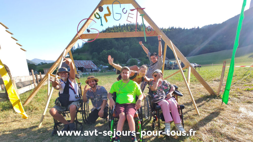 Un groupe de vacanciers en situation de handicap moteur avec leurs accompagnateurs lors d'une sortie aux guinguettes. Activité adaptée proposée par AVT séjours pour tous dans le Vercors Trièves.